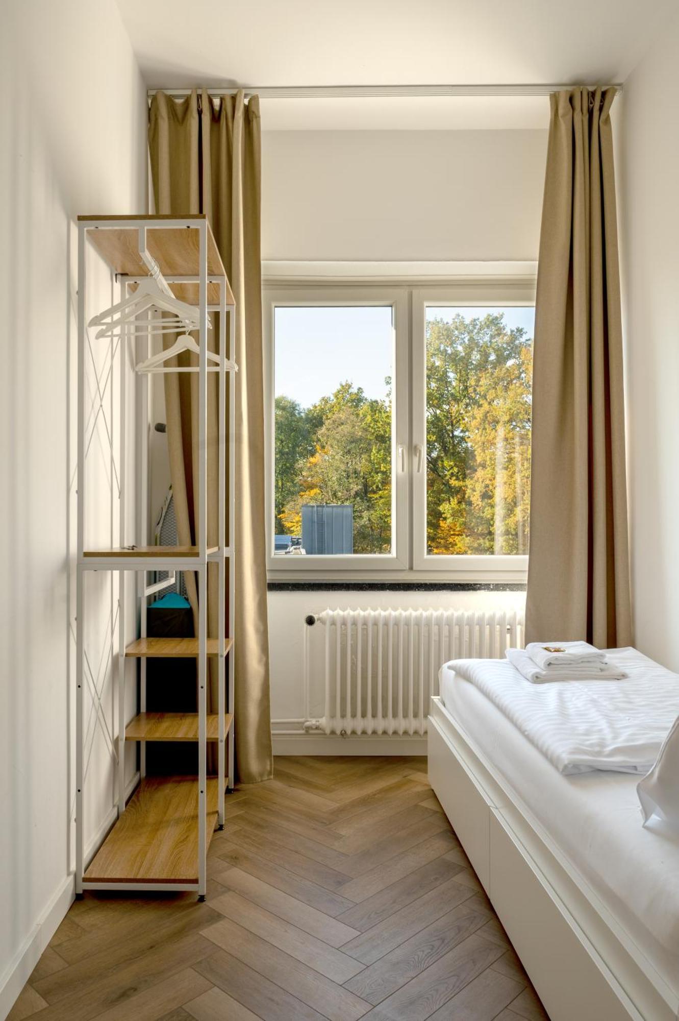 Airport Apartment Fuer 4 - Smart Tv - Kueche - Echarger Hamburg Kültér fotó