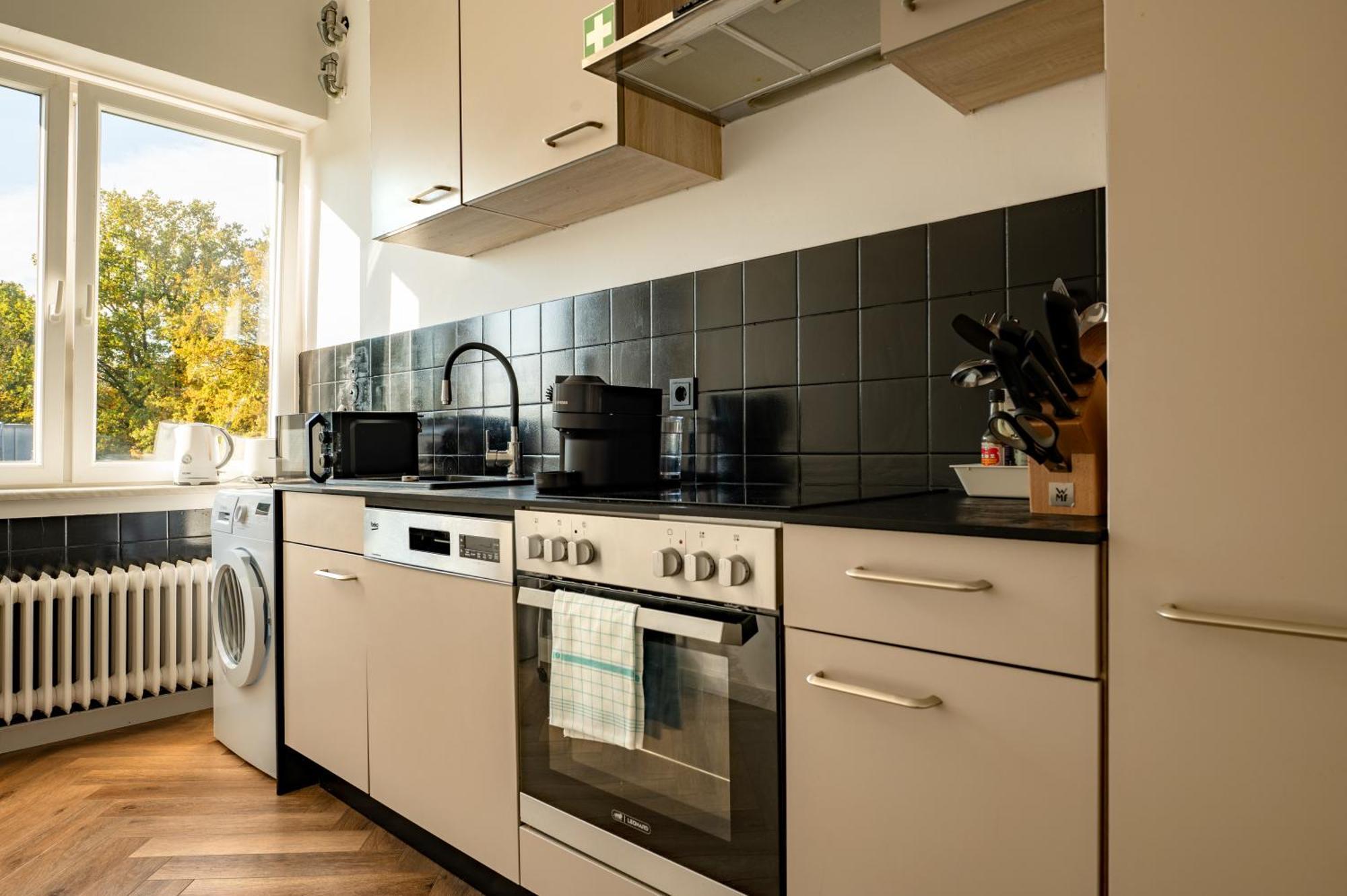 Airport Apartment Fuer 4 - Smart Tv - Kueche - Echarger Hamburg Kültér fotó